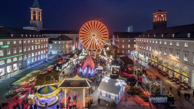 Beim Weihnachtsmarkt auf dem Marktplatz Karlsruhe dreht sich ein Riesenrad.