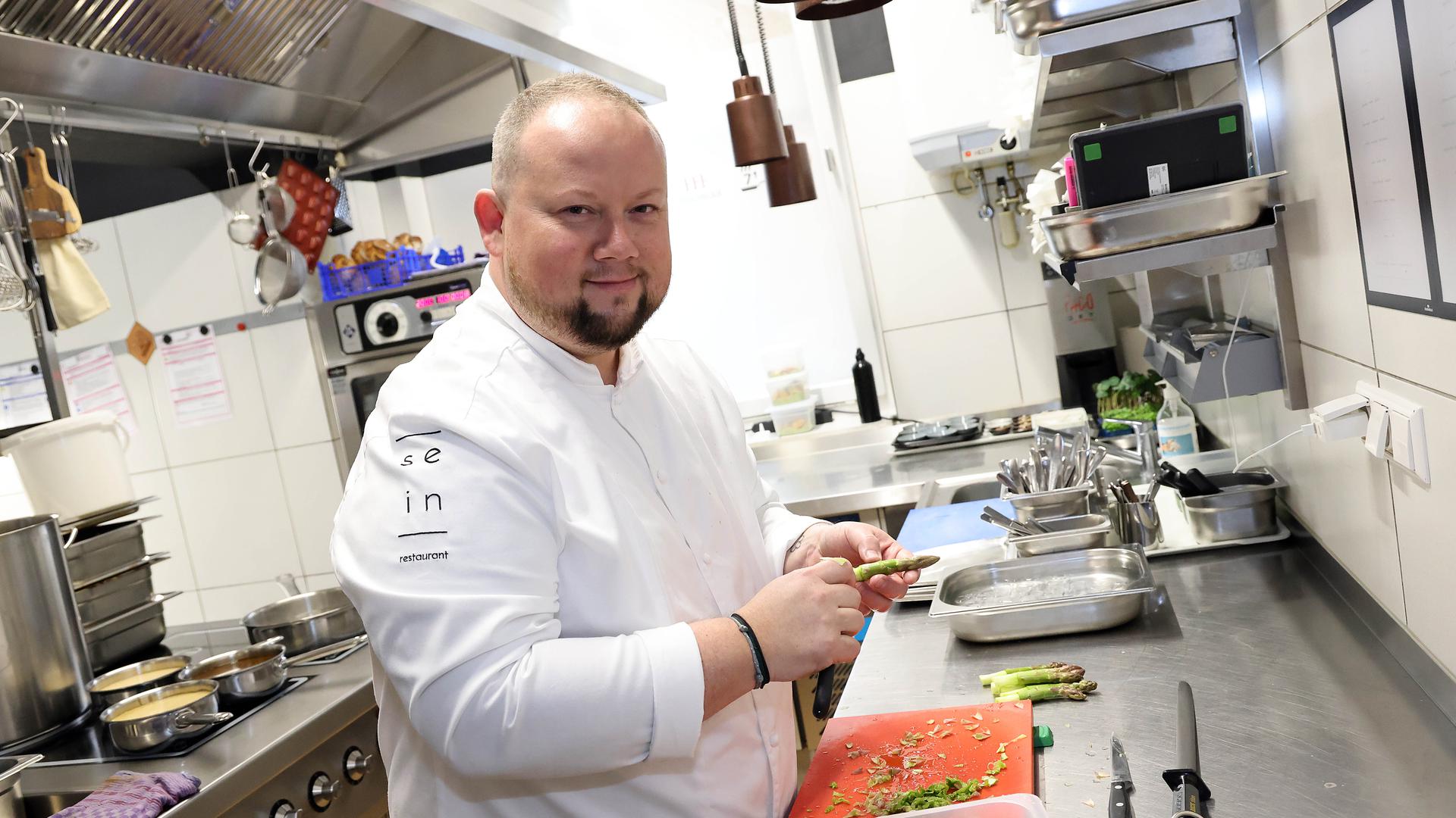 7.04.2023 In seinem Restaurant "Sein"  in der Scheffelstrasse bereitet Sternekoch Thorsten Bender den ersten grünen Spargel der Saison aus der Provence für das Mittagsmenü zu.