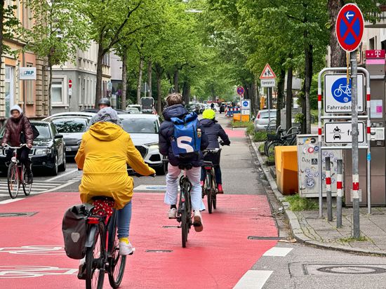 Radfahrer überqueren in der Sophienstraße die Kreuzung zur Lessingstraße.