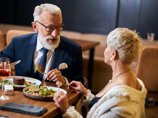 Ein Mann und eine Frau sitzen im Restaurant am Tisch