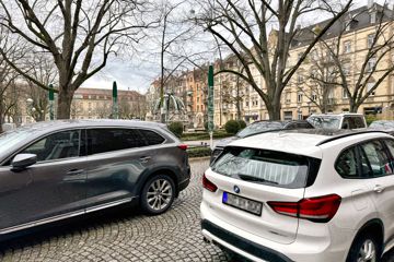 Parkende SUV am Gutenbergplatz