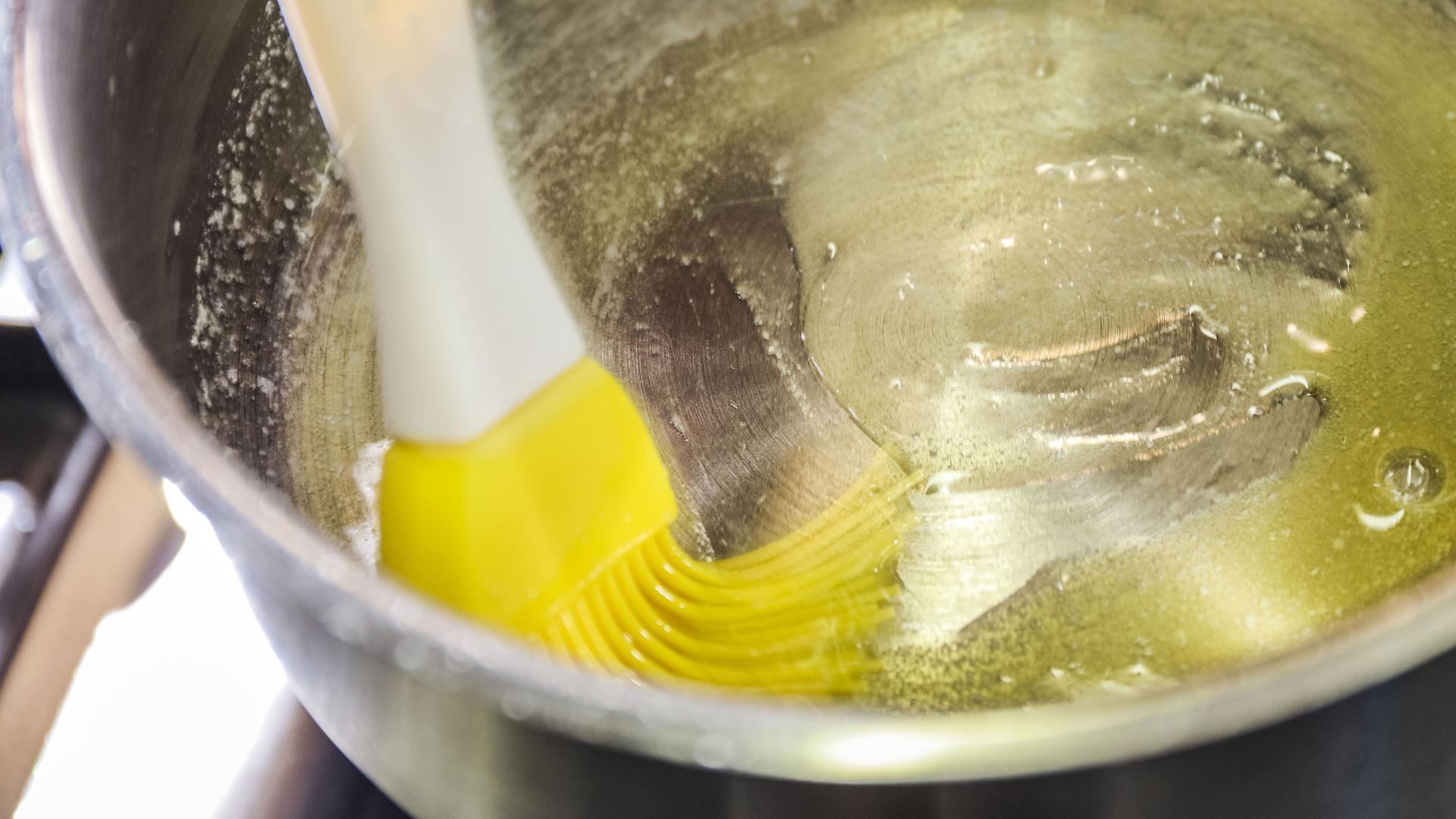 Um die Butter gut verstreichen zu können, muss sie zuerst geschmolzen werden. Das geht kurz auf dem Herd oder in der Mikrowelle.