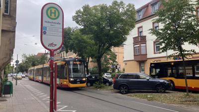 Straßenbahn und Bus an der Haltestelle Hübschstraße in der Kriegsstraße.