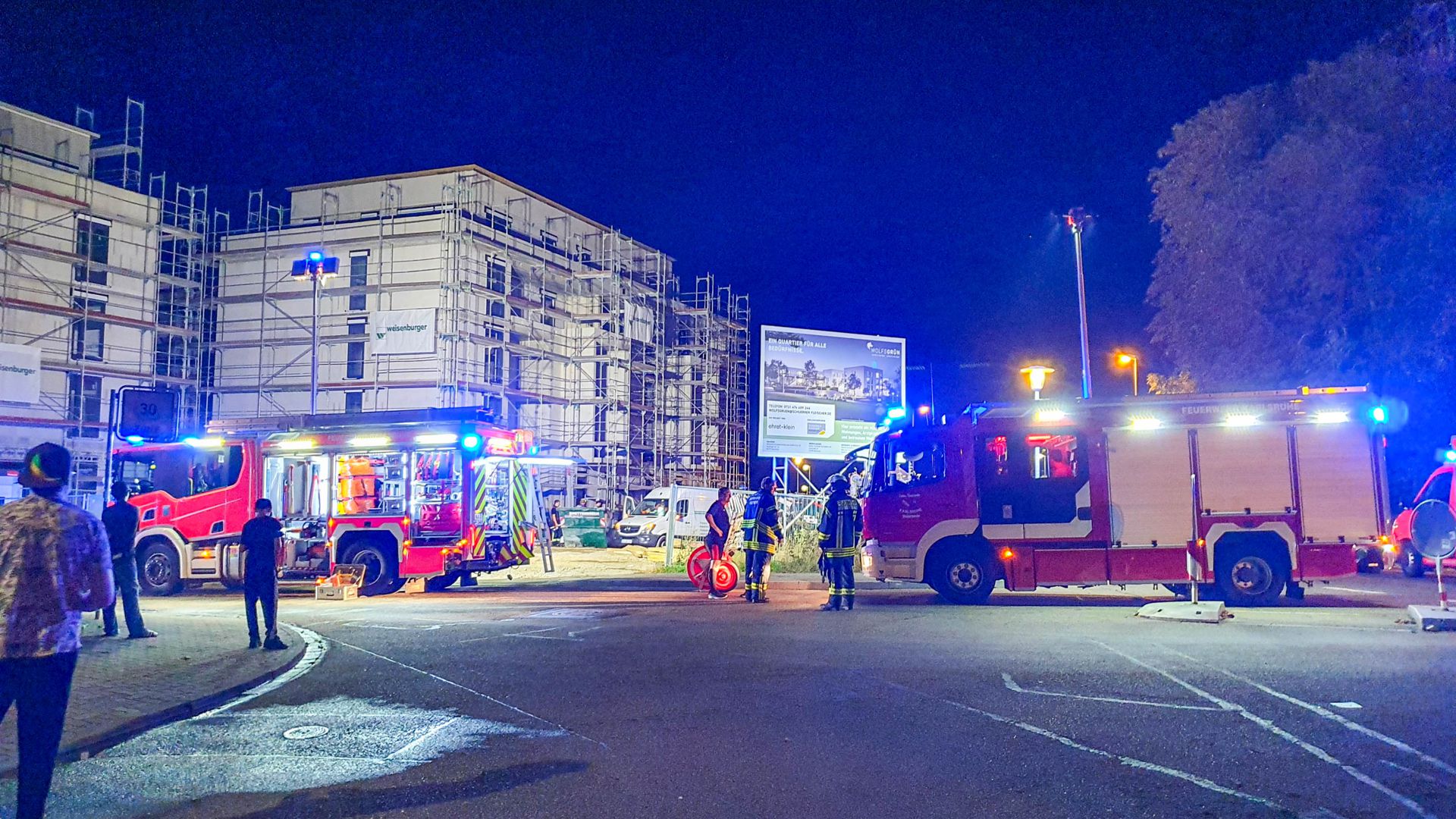 Die Kräfte der Berufsfeuerwehr Karlsruhe und der Freiwilligen Feuerwehr Wolfartsweier wurden auch zu einem Brand auf einer Baustelle alarmiert.