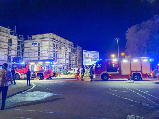 Die Kräfte der Berufsfeuerwehr Karlsruhe und der Freiwilligen Feuerwehr Wolfartsweier wurden auch zu einem Brand auf einer Baustelle alarmiert.