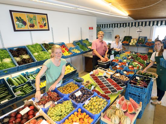 Der Hofladen Postweiler in Wolfartsweier ist ein Familienbetrieb. Obst und Gemüse, viel davon aus eigenem Anbau, verkaufen (von links) Stefanie, Helmut und Hanna Postweiler sowie Julia Stührk, geborene Postweiler.