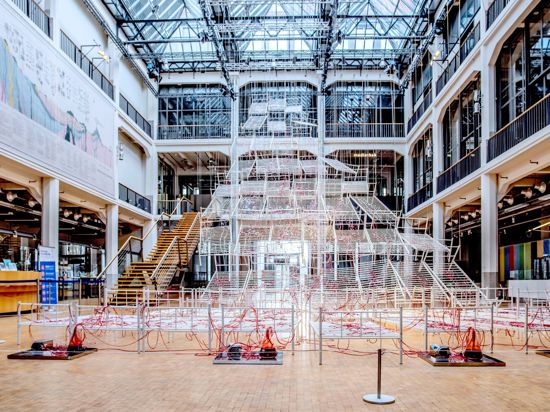  Die raumfüllende Kunstinstallation „Connected to Life“ von Chiharu Shiota im Foyer des ZKM Karlsruhe, 15.03.2021.