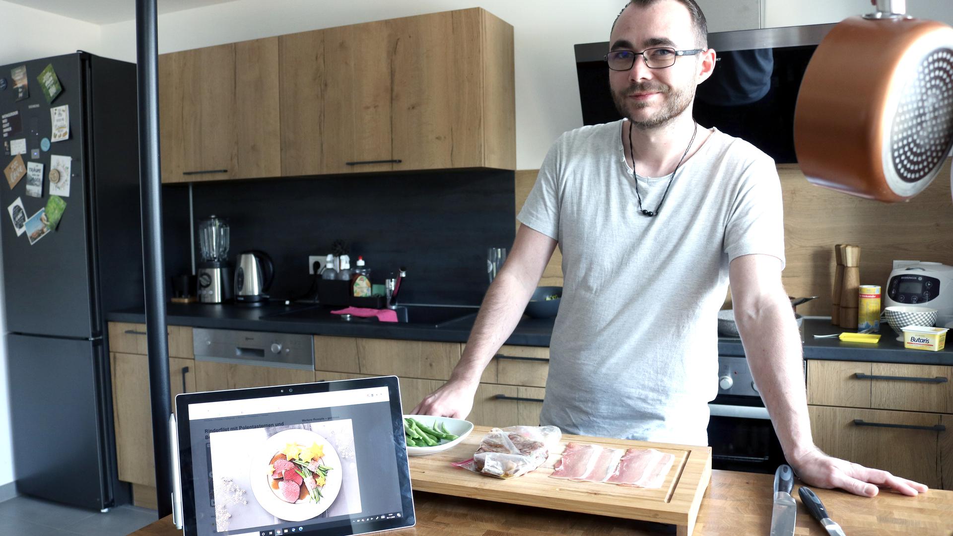 Andre Rosenthal kocht zu Hause gerne Gerichte, die er im Restaurant gegessen und im Internet wiedergefunden hat