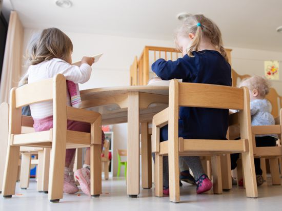 Die Kinder einer Kindergrippe sitzen im Rahmen der Notbetreuung während des Mittagessens an einem Tisch. (zu dpa ««Bauchgrummeln ist dabei» - Kitas in Sachsen vor dem Neustart») +++ dpa-Bildfunk +++
