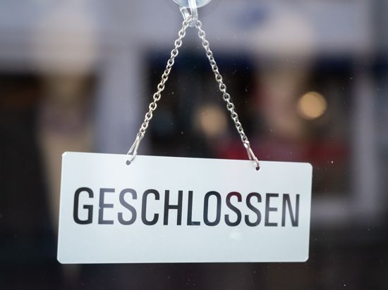 In einem Schaufenster in der Fußgängerzone hängt ein Schild mit der Aufschrift «geschlossen». Deutschland befindet sich zur Eindämmung der Corona-Pandemie in einem Lockdown. +++ dpa-Bildfunk +++