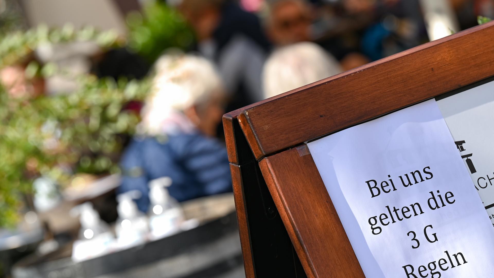 Vor dem Café Hauptwache in der Frankfurter Innenstadt ist eine Tafel mit der Aufschrift «Bei uns gelten die 3 G Regeln» aufgestellt. Rund eine Woche nach dem Start des 2G-Optionsmodells bei den hessischen Corona-Regeln ziehen Gastgewerbe und Friseure ein durchweg positives Resümee. (zu dpa «2G-Regeln: Gastgewerbe und Friseure sehen neue Vorgaben positiv») +++ dpa-Bildfunk +++