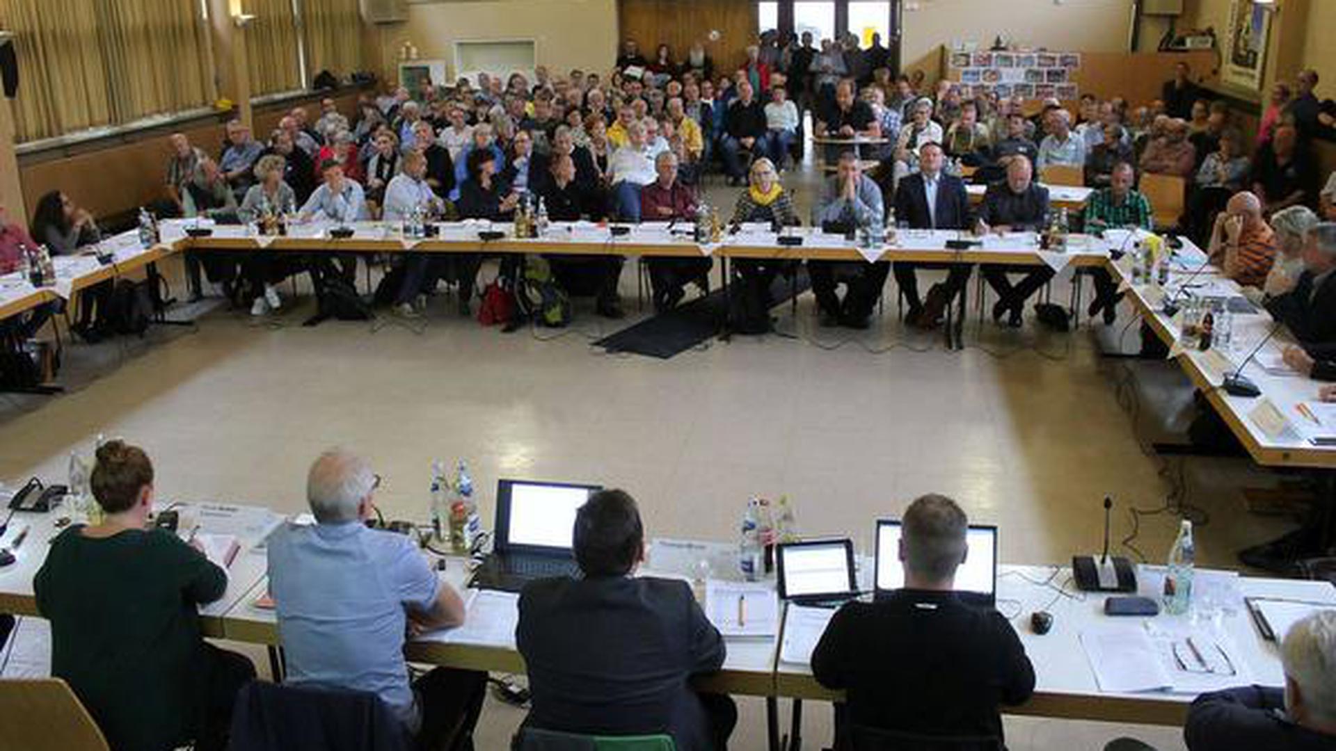 Pfinztal:  Gemeinderat, Antrag Pkw-Unterführung Söllingen,  vollbesetzter Saal im Emil-Frommel-Haus Söllingen