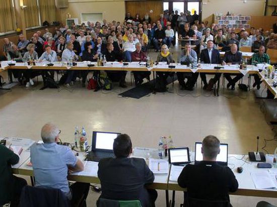 Pfinztal:  Gemeinderat, Antrag Pkw-Unterführung Söllingen,  vollbesetzter Saal im Emil-Frommel-Haus Söllingen