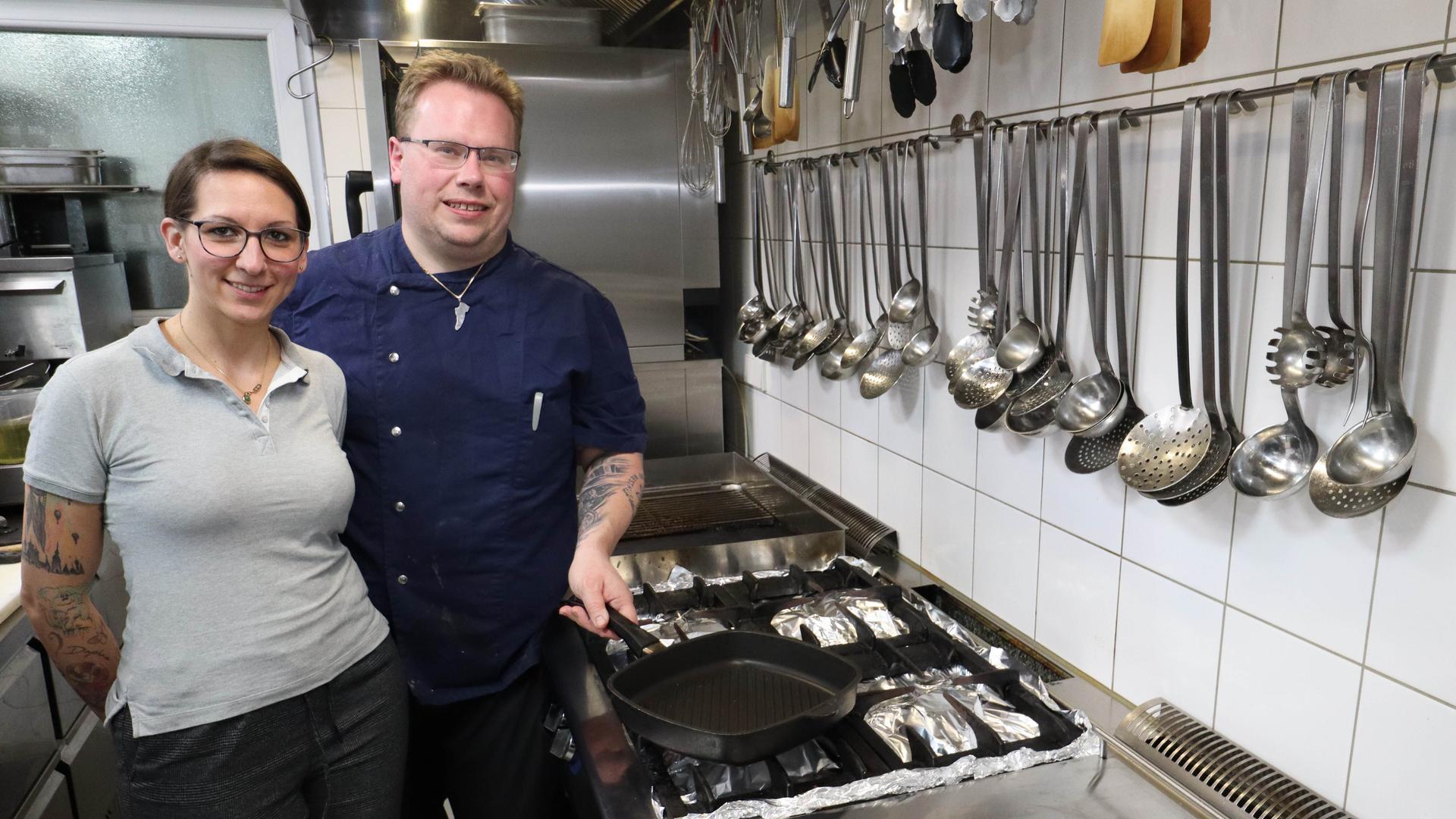 Am Abend ist die Küche wieder tipptopp aufgeräumt. Alexander Schuh (mit seiner Mitarbeiterin Nicole Reebmann) in Eggenstein schätzt in seinem Restaurant die regionalen Produkte des örtlichen Landwirts.