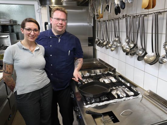 Alexander Schuh und Mitarbeiterin Nicole Reebmann schätzen in ihrem Restaurant in Eggenstein die Produkte eines örtlichen Landwirts