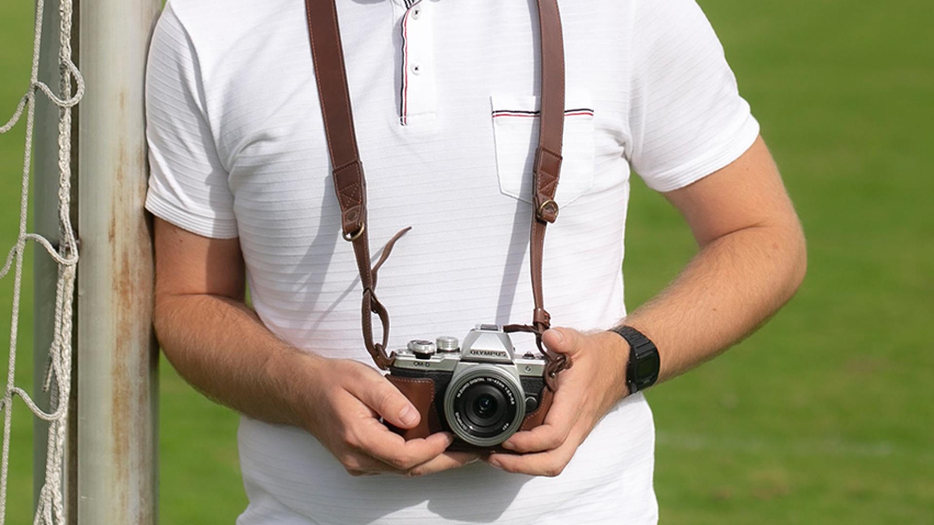 Ein Fotograf hält eine Fotokamera.