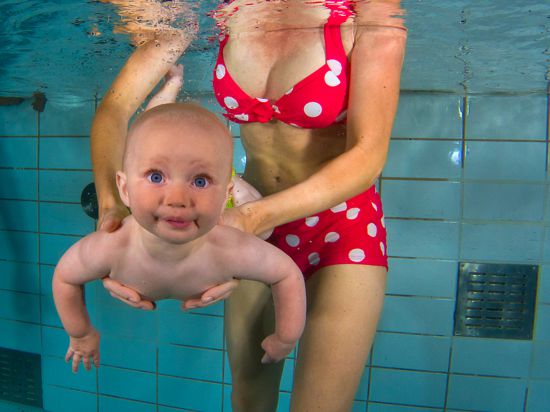 Babyschwimmen: Unter Wasser haben Babys die Augen offen