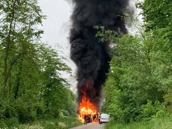 Auf der A5 bei Weingarten hat ein LKW gebrannt.