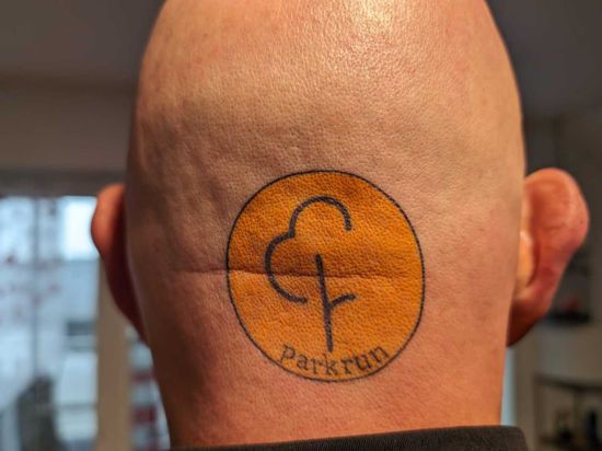 Gerd Conzelmann aus Graben-Neudorf trägt ein Parkrun-Tattoo auf seinem Hinterkopf.