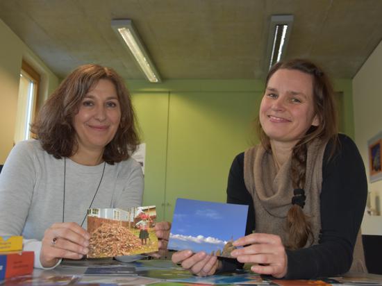 Die Schulsozialarbeiterinnen Christina Oppermann und Janine Hülst (v.l.) arbeiten auch mit motivierende Bildkarten.
