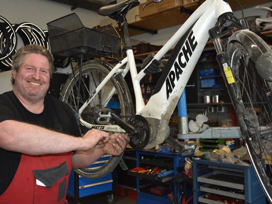 Zweiradmechaniker wie Joel Weber vom e-funstore haben in den Reparaturwerkstätten der Fahrradhändler alle Hände voll zu tun.