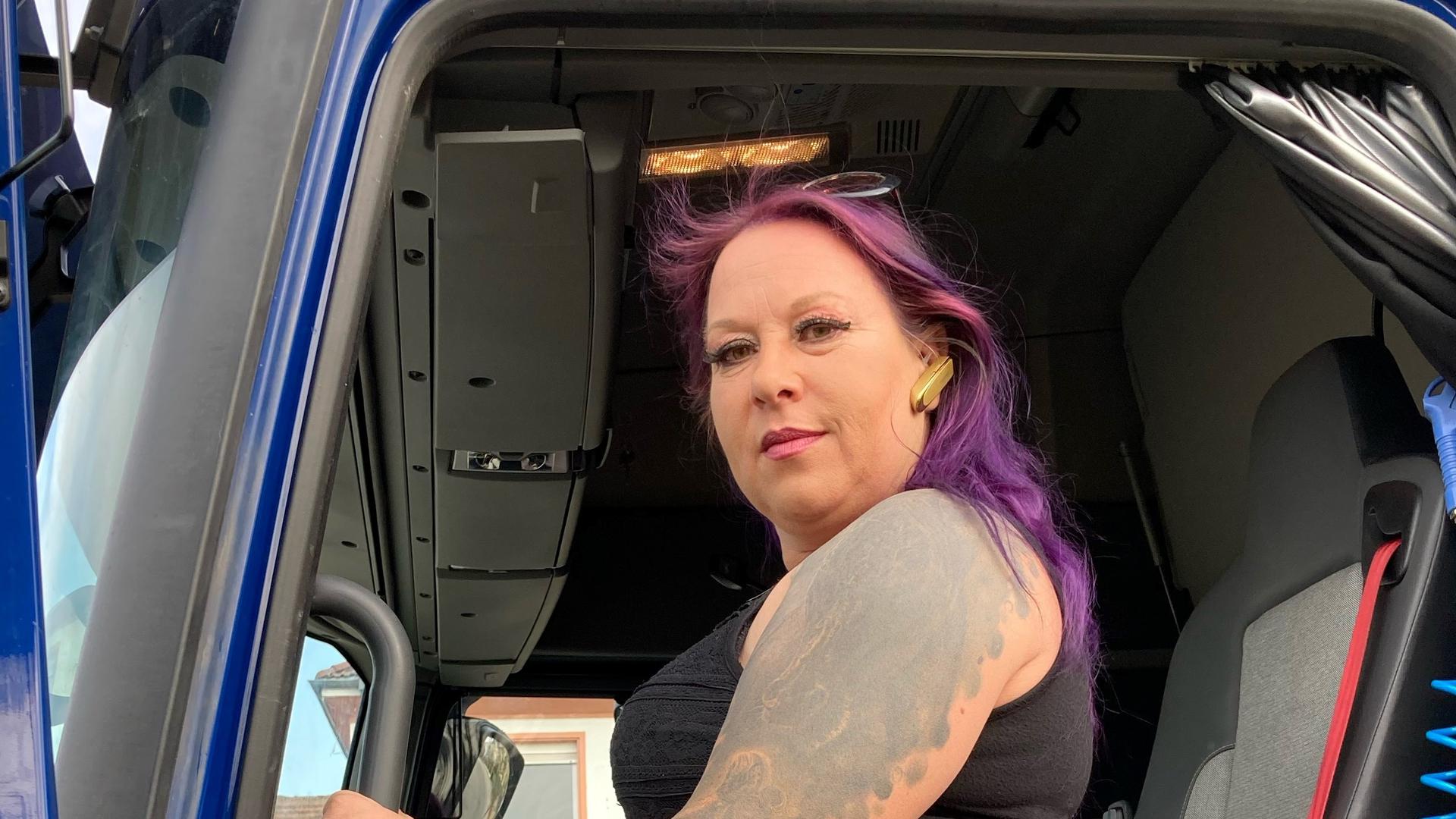 Diana Späth, Truckerin aus Stutensee, bei einsteigen ins Führerhaus