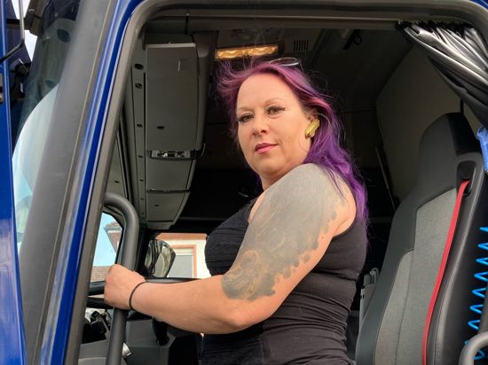 Diana Späth, Truckerin aus Stutensee, bei einsteigen ins Führerhaus