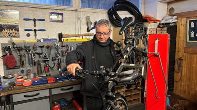 Michael Schmidt macht in seiner Werkstatt in Linkenheim die Fahrräder seiner Kunden fit für den Winter.