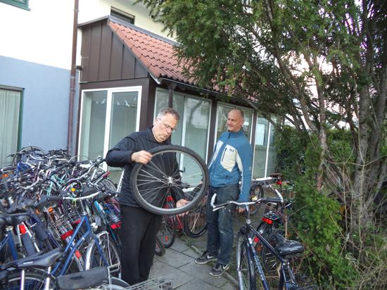 Alexander Koch (links) und Frank Döling von der Fahrradwerkstatt der Flüchtlingshilfe Stutensee begutachten frisch geliefertes Material.
