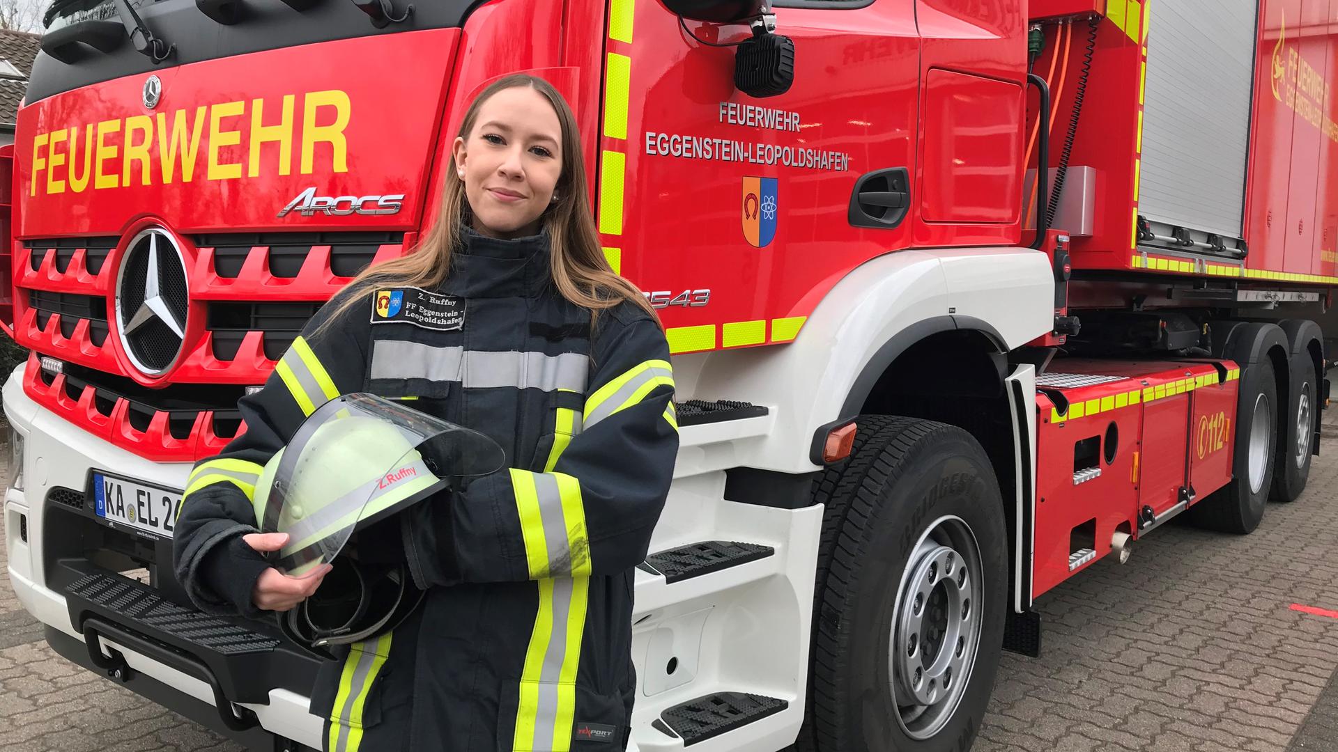 Feuerwehrfrau Zoé Ruffny vor Einsatzfahrzeug