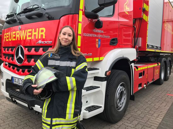 Feuerwehrfrau Zoé Ruffny vor Einsatzfahrzeug