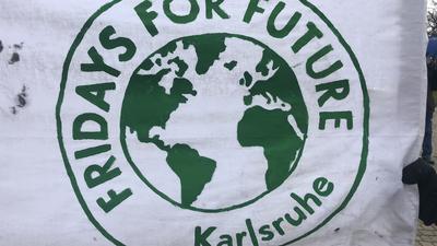 Fridays For Future hatte schon im Vorfeld mit Sprühkreide-Botschaften zur Demo eingeladen.