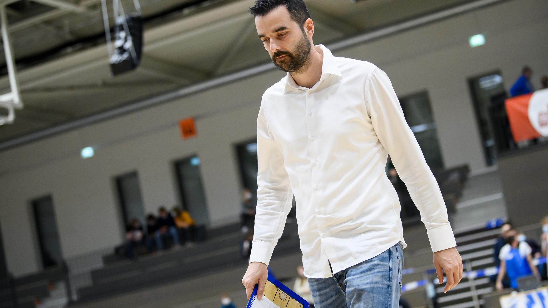 Bedient: Nach der 57:88-Demütigung der PSK Lions gegen die Uni Baskets aus Paderborn entschuldigt sich der Trainer Aleksandar Scepanovic für den Auftritt.


