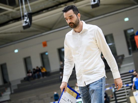Bedient: Nach der 57:88-Demütigung der PSK Lions gegen die Uni Baskets aus Paderborn entschuldigt sich der Trainer Aleksandar Scepanovic für den Auftritt.

