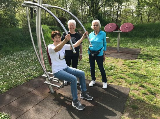 Claudia trainiert mit der Anweisung von Heidi Tobler und Ursula Rattke im Generationenpark in Eggenstein.