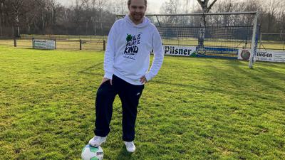 Christian Grapatin mit Fußball auf dem Rasen des FC Neureut