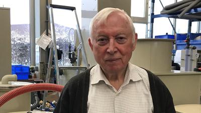 Auf den Fotos: Hans Martin, Gründer der Firma Alltech Dosieranlagen in Weingarten, ist mit 84 Jahren noch aktiv. Der Betrieb würde gerne mehr Senioren einstellen. 