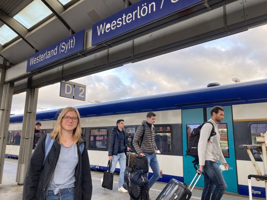 Nach 14 Stunden und sieben Minuten Zugfahrt ist BNN-Reporterin Marie Orphal auf die Minute pünktlich in Westerland angekommen. 