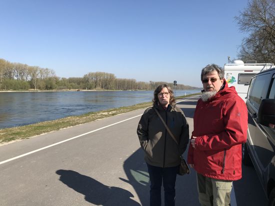 Heinz Stein und seine Frau Hannelore am Rhein