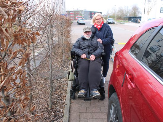Harald Nees kommt mit seinem E-Rollstuhl nicht an dem Auto vorbei. Mit dabei Judith König.