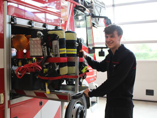 Yannick darf bei seinem Bundesfreiwilligendienst bei der Feuerwehr in Stutensee bei der Pflege und Instandhaltung der Einsatzfahrzeuge helfen.