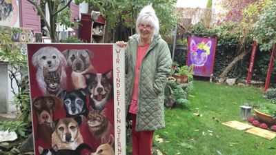 Künstlerin Evelyn Fleig hat ihre toten Hunde durch Malerei verewigt. Sie setzt sich für einen würdevollen Umgang mit Tieren ein. Auch nach ihrem Tod.