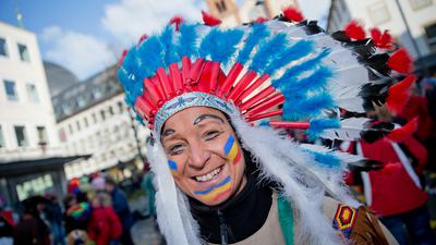 Eine Frau im Indianer-Kostüm läuft am 10.02.2013 während des traditionellen Faschingszuges durch die Innenstadt von Würzburg (Bayern). Foto: Daniel Karmann/dpa ++ +++ dpa-Bildfunk +++