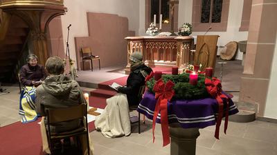 Kalte Michaeliskirche in Blankenloch bei einer adventlichen Abendandacht. Zu Weihnachten werden die Kirchen zwar voller, aber nicht wärmer sein. Da kommt es dann auf die richtige Kleidung an.