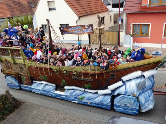Im Piratenschiff „Santa Narria“ führen die Kinder den entführten Bürgermeister Christian Eheim mit sich