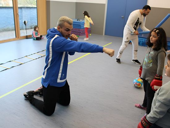 Profiboxer Leon Bauer zeigt den Kindern im Kindergarten „Sternschnuppe“ Übungen zur Selbstverteidigung.