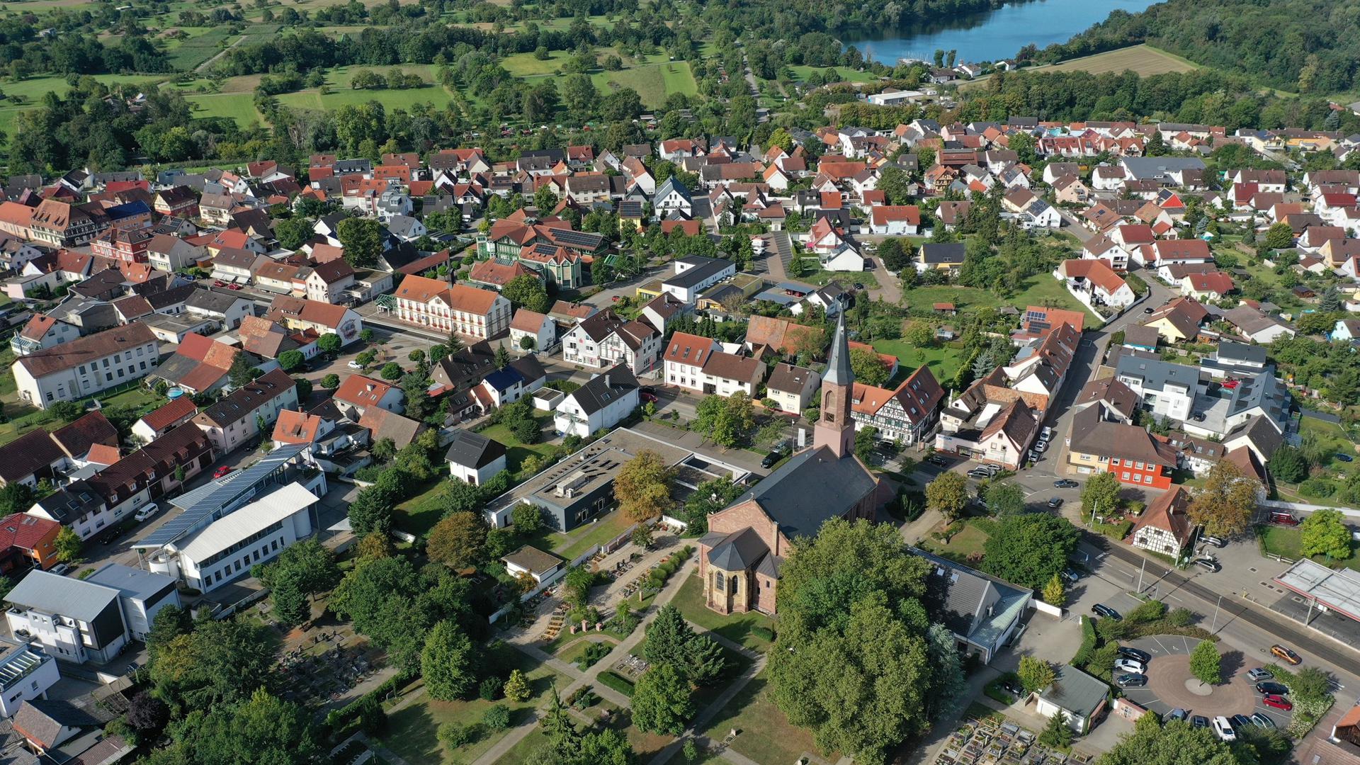 Luftbild: Zu sehen ist Linkenheim-Hochstetten mit dem Rathaus