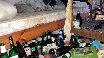 Müll und leere Flaschen in einem Messie-Haus im nördlichen Landkreis Karlsruhe