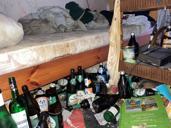 Müll und leere Flaschen in einem Messie-Haus im nördlichen Landkreis Karlsruhe