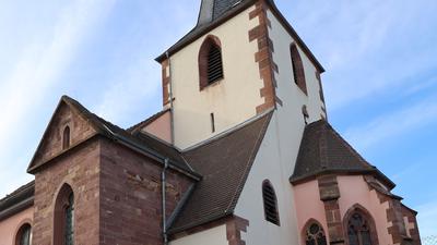 Im neunten Jahrhundert hatte Söllingen schon eine Kirche. Die heutige Michaelskirche geht auf das 13. Jahrhundert zurück. Turm und Sakristei sind die ältesten Teile. Um 11 Uhr läuten traditionell die Kirchenglocken. 1990 wurde die Kirche umfassend renoviert.